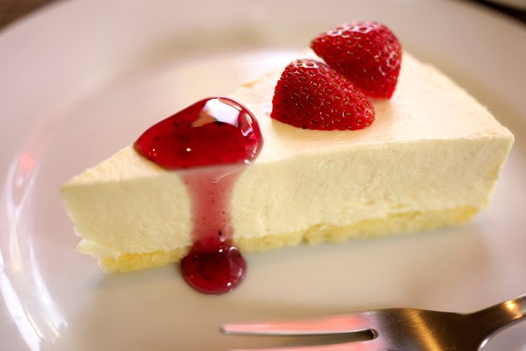 Ilustrasi no bake strawberry cheesecake.