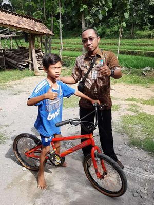 Rehan bersama hadiah sepeda dari sang guru Anys Susilo dari SDN 2 Pokoh Kidul, Wonogiri, Jawa Tengah,
