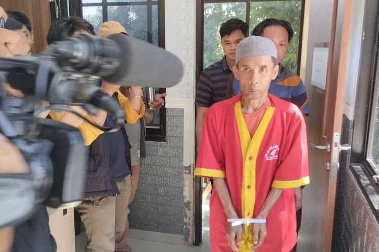 Tampang pelaku S yang ditangkap polisi usai menipu seorang karyawan perusahaan tambang di Kalimantan dengan modus menyamar menjadi seorang santriwati. Selasa (19/9/2023)