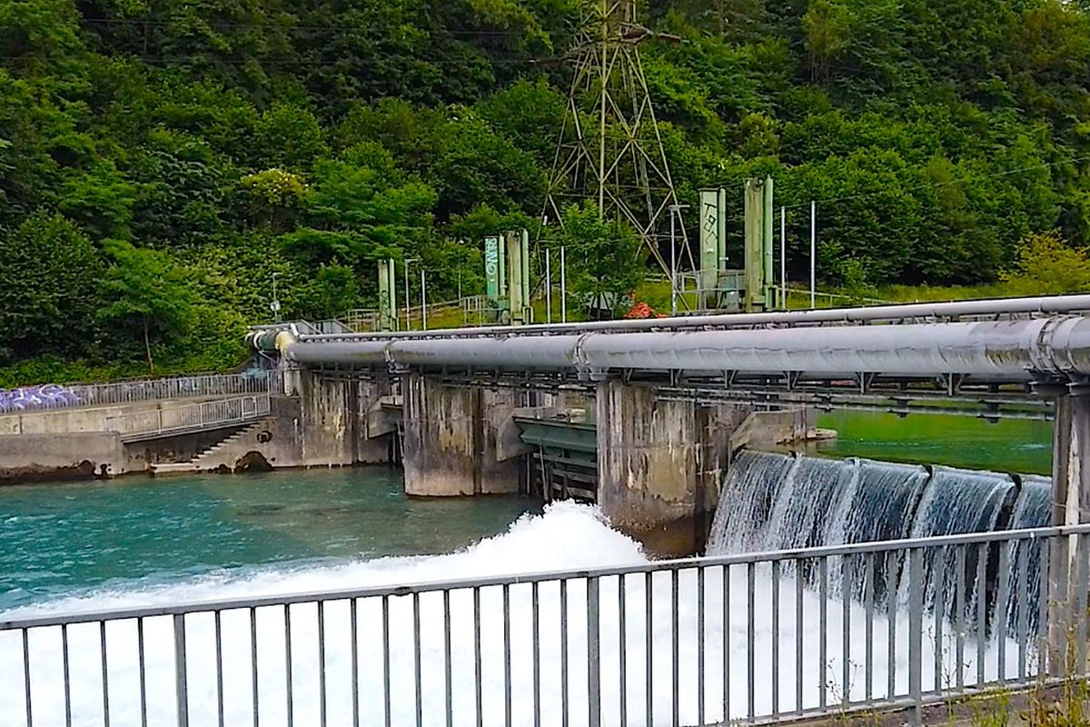 Kondisi Bendungan Engehalde di Bern, Swiss, pada Kamis (9/6/2022) sore waktu setempat yang difoto menggunakan drone. Bendungan ini adalah lokasi ditemukannya jenazah anak Ridwan Kamil, Emmeril Kahn Mumtadz atau Eril (23) pada Rabu (8/6/2022) pukul 06.50 waktu setempat, setelah dilaporkan hilang di Sungai Aare, Swiss pada Kamis (26/5/2022).