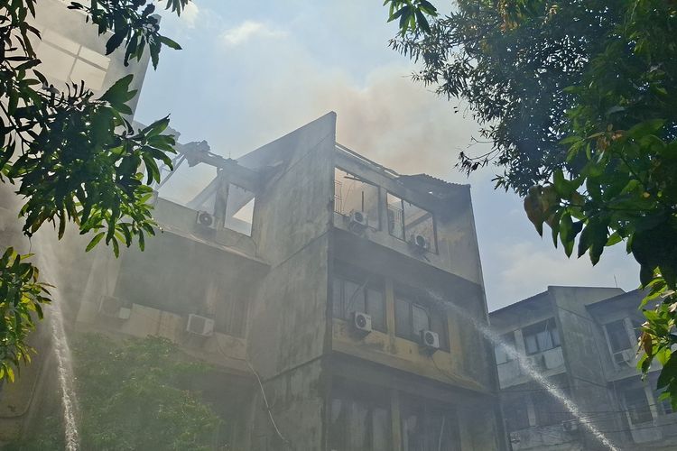 Kebakaran Asrama Polri Kalideres Jakbar, Atap Runtuh Timpa Mobil di Bawahnya