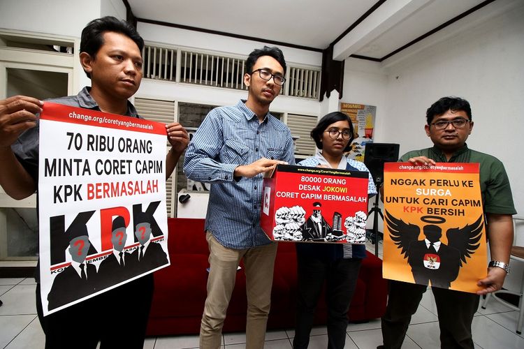 Peneliti Transparancy International Indonesia Nur Fajri (kiri) bersama Direktur LBH Jakarta Arif Maulana (kedua kiri), Ketua Umum Yayasan Lembaga Bantuan Hukum Asfinawati (kedua kanan) dan Wakil Koordinator Indonesia Corruption Watch Agus Sunaryanto, memegang poster berisi penolakan terhadap Calon Pimpinan KPK bermasalah, di Jakarta, Selasa (3/9/2019). Koalisi Masyarakat Sipil Kawal Capim KPK mendesak Presiden Joko Widodo agar mengevaluasi kinerja Pansel Capim KPK karena tidak mampu untuk mencoret nama-nama Capim KPK yang diduga mempunyai persoalan integritas. ANTARA FOTO/Rivan Awal Lingga/ama.