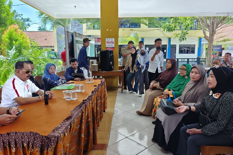 Armuji Sidak Dugaan Penipuan Haji Rugikan Pedagang Pasar Wonokromo, Ancam Laporkan ke Polisi