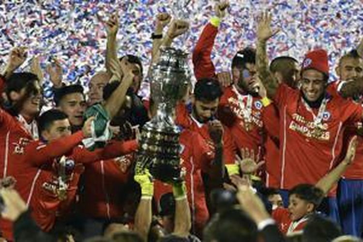 Cile merayakan gelar juara Copa America 2015 seusai mengalahkan Argentina pada laga final via adu penalti, Sabtu (4/7/2015). 