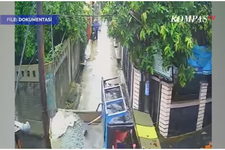 Satu unit mobil pick up terlihat melintas jalan sempit di sekitar tempat kejadian perkara (TKP) penemuan 2 jasad wanita yang dicor di i Kavling Nusantara, Kecamatan Bekasi Utara, Kota Bekasi, Minggu (26/2/2023).