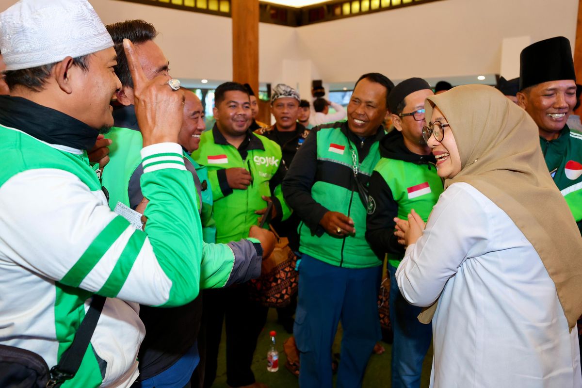 Bupati Banyuwangi Ipuk Fiestiandani saat bertemu driver ojek online Banyuwangi. 