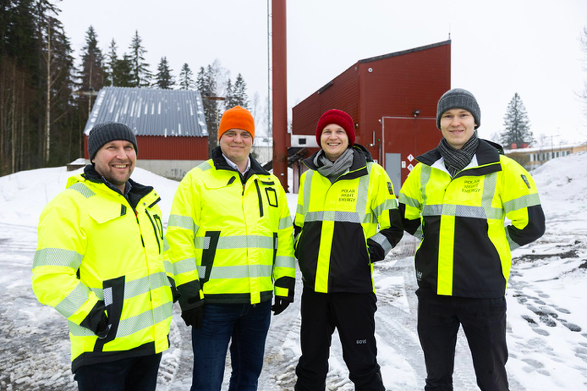 CEO Loviisan Lämpö Mikko Paajanen dan Direktur Investasi CapMan Infra Sauli Antila bersama Manajer Penjualan Produk Polar Night Energy Matti Ulvinen dan CEO Tommi Eronen di pabrik pemanas distrik Pornainen. Baterai Pasir baru akan dibangun di sebelah pembangkit listrik tenaga panas distrik yang lama. 