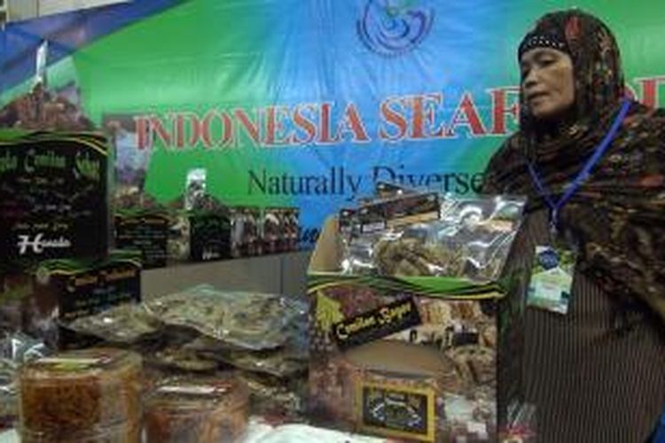 Seorang pelaku usaha kecil menegah asal Bogor memamerkan aneka camilan dari ikan air tawar pada pameran Hari Nusantara ke-15, yang dilaksanakan di Pelabuhan Pendaratan Ikan (PPI) Lampulo, Banda Aceh, Rabu (9/12/2015). Aneka camilan ikan ini mendapat perhatian banyak dari pengunjung pameran.