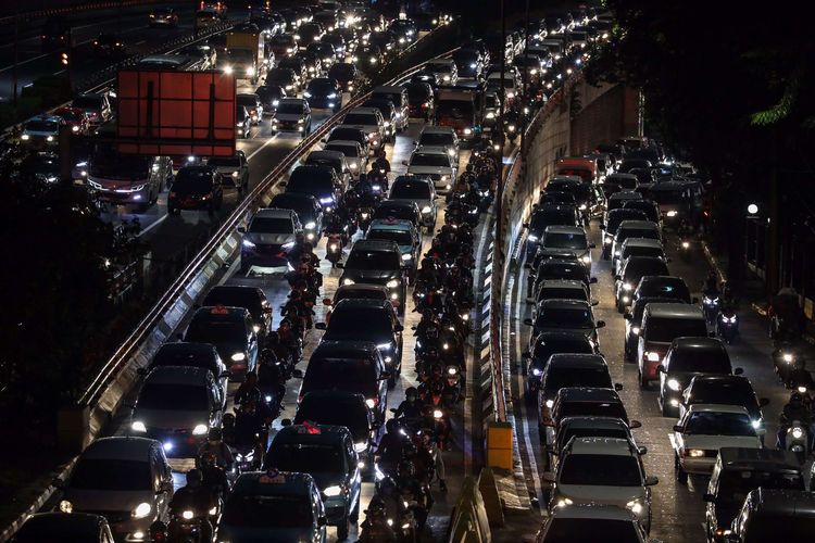 Suasana kendaraan terjebak macet di Jl. Gatot Subroto dan Tol Cawang-Grogol di Jakarta Selatan, Senin (8/6/2020). Pada hari pertama  orang masuk kantoran dan penerapan Pembatasan Sosial Berskala Besar (PSBB) transisi, lalu lintas di sejumlah jalan di DKI Jakarta terpantau padat hingga terjadi kemacetan.