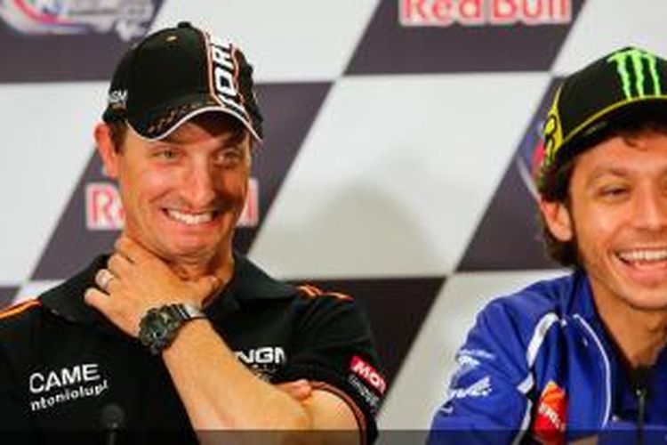 Pebalap Forward Racing asal Amerika Serikat, Colin Edwards (kiri) dan pebalap Yamaha asal Italia, Valentino Rossi, tertawa saat menghadiri jumpa pers jelang GP Americas di Sirkuit Americas, Austin, Texas, Jumat (11/4/2014).