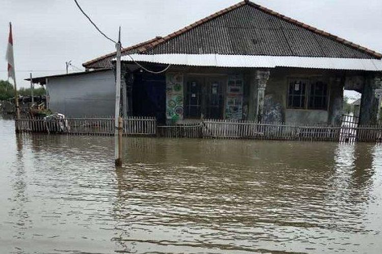 Banjir rob menerjang permukiman warga di Kecamatan Muara Gembong, Kabupaten Bekasi, sejak Kamis (2/12/2021).