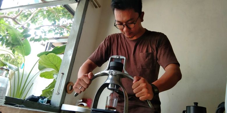 Rahmat Kurnia, salah satu founder Smntara Coffee saat menyeduh kopi susu kambing pesanan pelanggan, Selasa (21/9/2021).