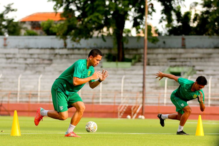 Pemain Persebaya Surabaya Reva Aditama latihan perdana untuk persiapan musim 2023-2024 di Stadion Gelora 10 November Surabaya, Rabu (10/5/2023) sore.
