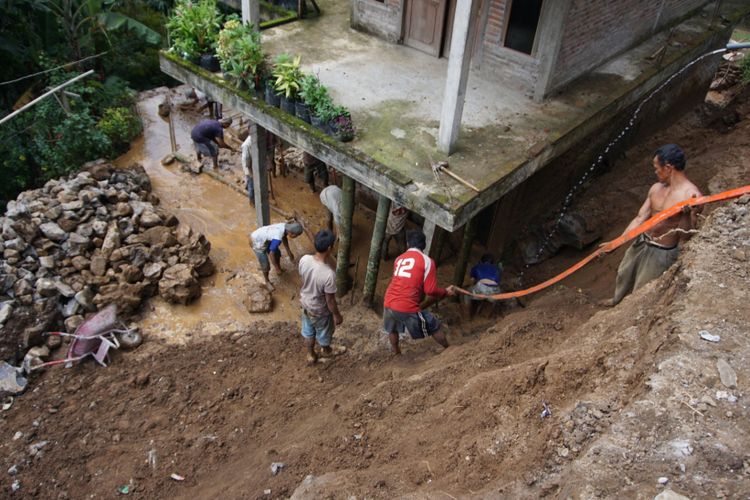 Sebuah rumah nyaris diterjang tanah longsor di Kecamatan Tempuran, Kabupaten Magelang, Jawa Tengah, Senin (13/11/2017).