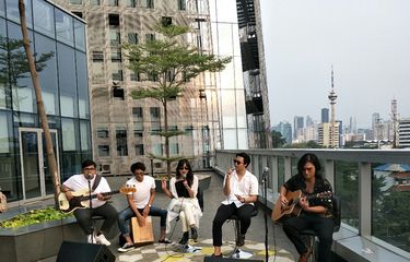 Band indie Reality Club tampil di acara Rooftop Gigs di Menara Kompas, Palmerah Selatan, Jakarta Pusat, Kamis (5/12/2019).