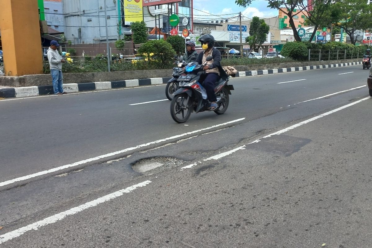 Kondisi jalan berlubang di Jalan Raya Margonda, Depok atau tepatnya di depan Margonda Residence 1 dan 2 pada Senin (9/1/2023).