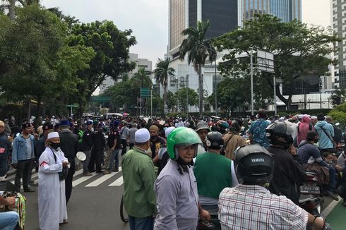 Ada Demo Tolak Omnibus Law UU Cipta Kerja, Jalan Budi Kemuliaan Macet