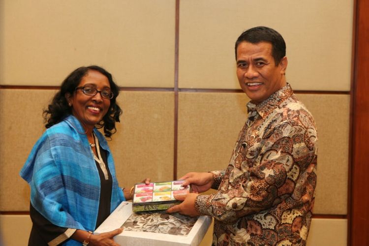 Menteri Pertanian, Andi Amran Sulaiman, dan Asisten Direktur Jenderal dan Kepala Perwakilan Regional Badan Pangan Dunia (FAO) untuk Asia dan Pasifik, Kundhavi Kadiresan, di sela the Fourth Jakarta Food Security Summit (JFSS-4) di Jakarta Convention Center Senayan, Kamis (8/3/2018).