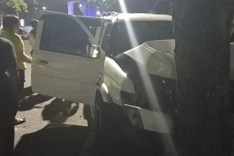Tabrak Dua Motor di Solo, Pengemudi Ford Everest Kabur Lalu Tabrak Tiang Listrik dan Pohon