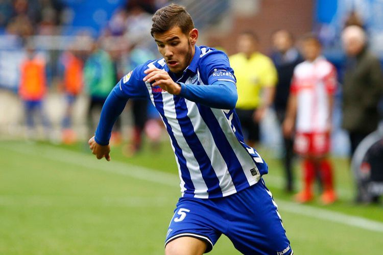 Theo Hernandez, pemain Atletico Madrid yang dipinjamkan ke Alaves pada musim 2016-2017, resmi menjadi bagian dari skuad Real Madrid, Rabu (5/7/2017). 