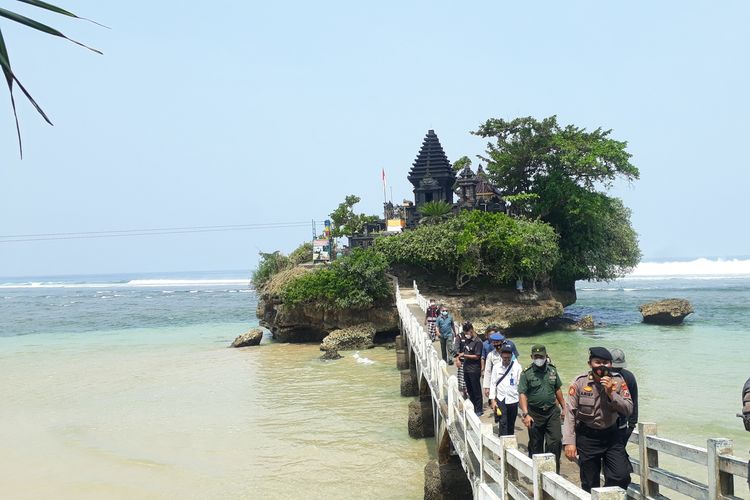 Pura di atas pulau, salah satu spot yang berada di area pantai Balekambang, Kecamatan Bantur, Kabupaten Malang, Jawa Timur.