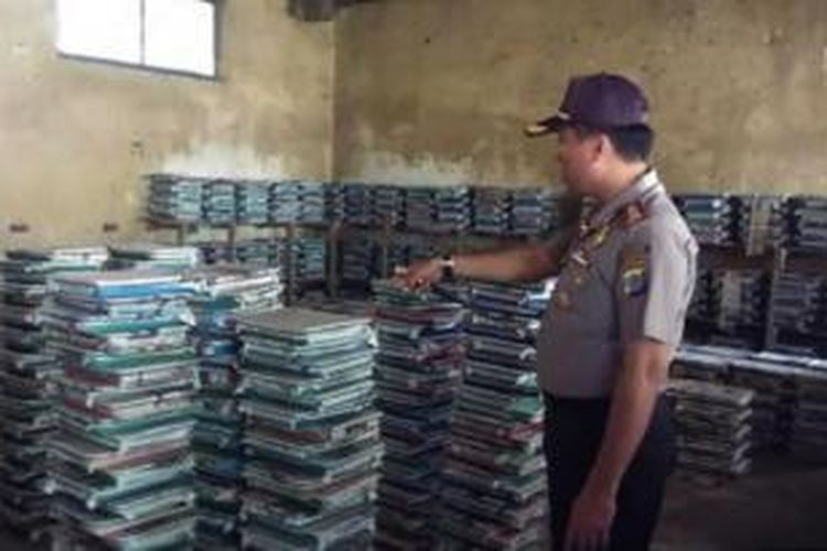 Polres Sleman membongkar produksi pangan dengan bahan tambahan pupuk ZA. Produk industri rumahan yang berada di bangunan bekas SD N Semarang 3, Sidomulyo, Godean, Sleman tersebut menghasilkan olahan nata jeli (nata de coco) yang terbuat dari endapan air kelapa. 