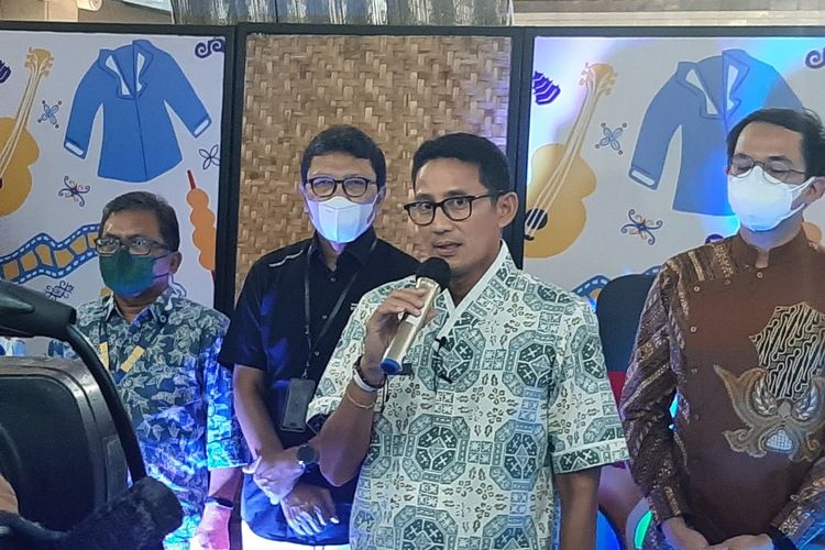 Menteri Pariwisata dan Ekonomi Kreatif (Menparekraf) Sandiaga Uno saat menemui wartawan usai menghadiri acara Apresiasi Kreasi Indonesia (AKI) 2022 Yogyakarta di Ambarrukmo Plaza, Kabupaten Sleman.