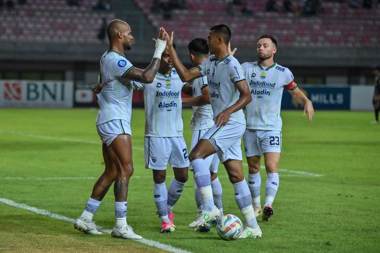 Para pemain Persib Bandung saat merayakan gol pembuka atas nama David da Silva dalam pertandingan pekan ke-13 Liga 1 2023-2024 antara Bhayangkara FC vs Persib di Stadion Patriot Candrabhaga. 