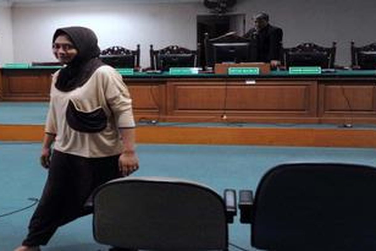 Terdakwa kasus dugaan korupsi Dana Penyesuaian Infrastruktur Daerah, Wa Ode Nurhayati seusai mengikuti sidang putusan sela di Pengadilan Tindak Pidana Korupsi, Jakarta, Selasa (3/7/2012). Majelis hakim menolak eksepsi yang diajukan Wa Ode Nurhayati dan kuasa hukumnya.