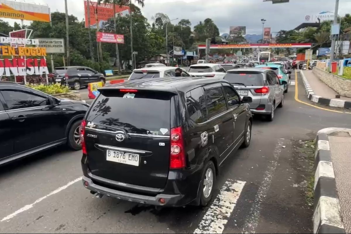 One Rabu Masih Ada Arus Wisata, Polisi Berlakukan One Way Menuju Puncak Bogor ...