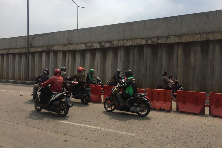 Puluhan pengendara sepeda motor dari arah Cipulir, Kebayoran Lama melintas  menuju Ciledug, Tangerang, dengan melawan arus. Pantauan Kompas.com di lokasi, di Jalan Sakti Raya, Pesanggrahan tepatnya di Gerbang Tol Ciledug 1,  puluhan pemotor tersebut berupaya untuk melawan arah agar bisa menuju arah Ciledug lebih cepat, Selasa (27/11/2018).