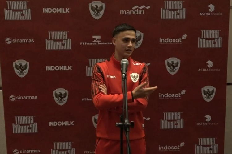 Bek sayap Timnas Indonesia, Eliano Reijnders, saat berbicara kepada para wartawan di sesi Media Day Timnas Indonesia pada Selasa (12/11/2024).