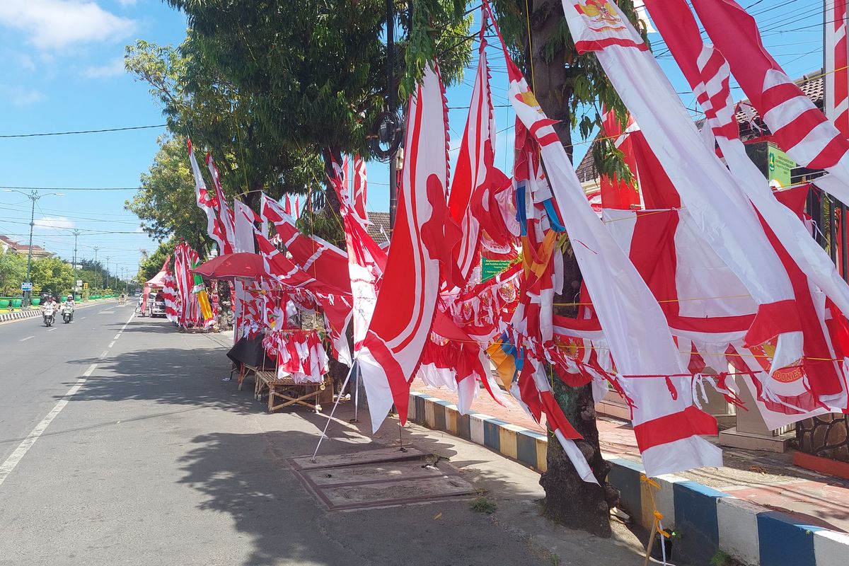 Pemandangan lapak penjual bendera musiman di Kabupaten Sumenep, Jawa Timur. 
