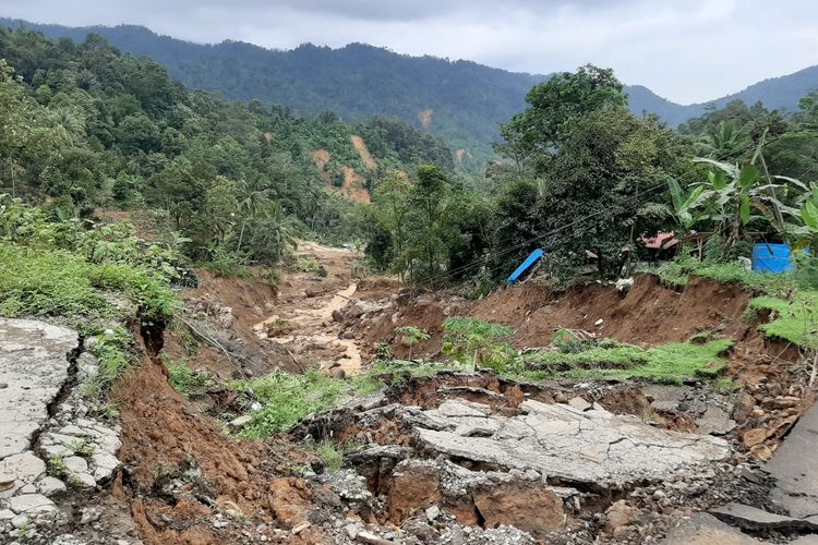Sejumlah titik longsor dan jembatan putus di Kecamatan Lebakgedong, Kabupaten Lebak setelah banjir bandang menerjang, Rabu (1/1/2020)