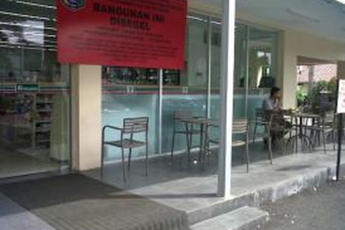 Minimarket 7Eleven di Jalan Budi Kemuliaan, Gambir, Jakarta Pusat, kembali disegel Suku Dinas Pengawasan dan Penertiban Bangunan, Jumat (3/1/2014).