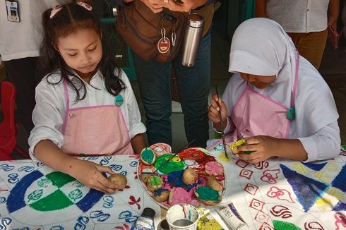 Menengok Lukisan Cap Batik Kentang, Karya Anak Rumah Belajar Sabilulungan
