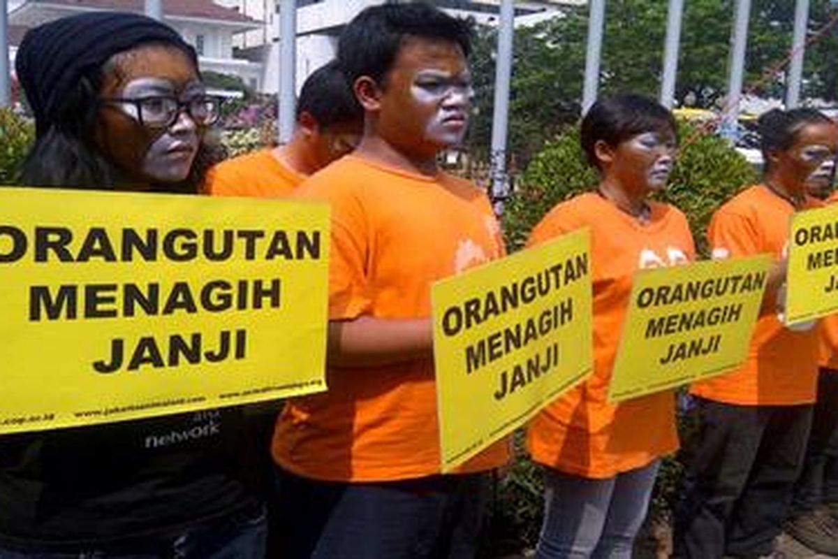 Aktivis dari Centre for Orangutan Protection (COP) dan Jakarta Animal Aid Network berkampanye di depan Balaikota DKI Jakarta, Kamis (4/8/2011).
