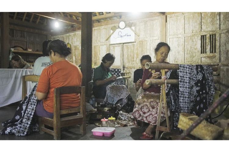 UMKM asal Yogyakarta, Shiroshima, memberdayakan perempuan setempat untuk memproduksi batik. (Dok. Istimewa) 