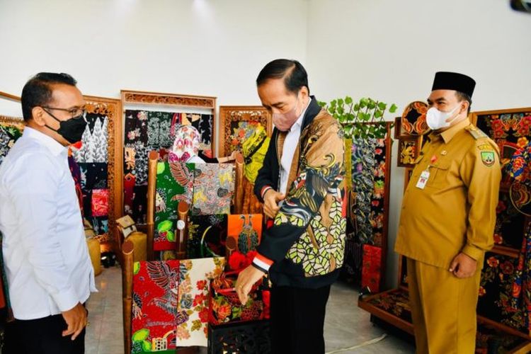 Foto Biro Pers, Media, dan Sekretariat Presiden: Presiden Jokowi didampingi Mensesneg Pratikno dan Bupati Kabupaten Blora Arief Rohman saat membeli sebuah jaket custom bermotif Garuda dan khas Blora.