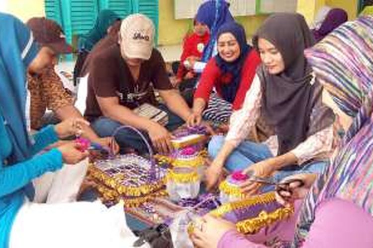 Warga Desa Metatu saat mengikuti pelatihan kerajinan handicraft, Jumat (3/6/2016).