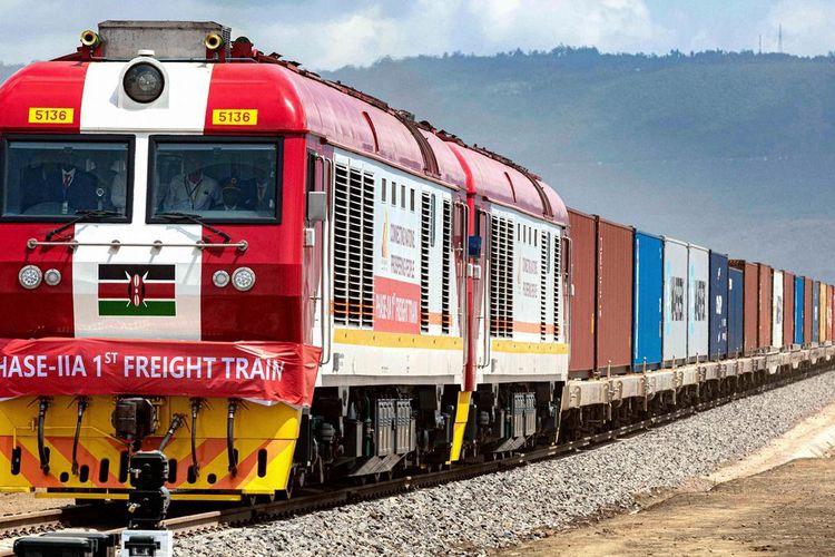 Jalur kereta Mombasa-Nairobi di Kenya yang dibangun China.