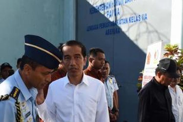 Presiden Joko Widodo (tengah) tiba untuk upacara pemberian grasi lima narapidana politik di Lembaga Pemasyarakatan Kelas II Abepura, Jayapura, Papua, 9 Mei 2015.