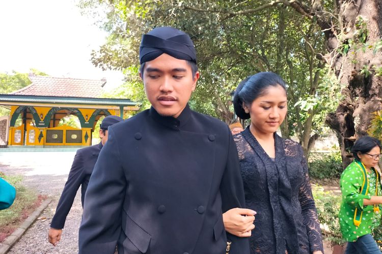 Pasangan Kaesang Pangarep dan Erina Gunono saat berziarah ke makam pengusaha Puro Mangkunegaran dari masa ke masa, Selasa (29/11/2022). 