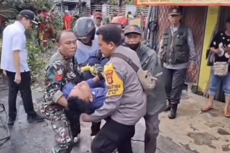 Petugas Damkar Terluka Kena Gergaji Mesin Saat Evakuasi Pohon Tumbang di Depok