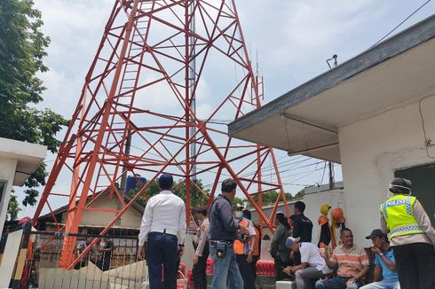 Protes Lapaknya Dibongkar, Ibu Penjual Nasi Ini Panjat Tower Stasiun Tegal