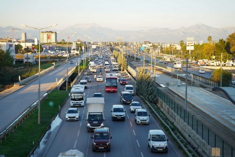Kepadatan kendaraan terjadi di sebuah jalan di Antalya, Turkiye, (14/11/2023).