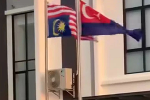 WN China Kibarkan Bendera Malaysia Terbalik, Kini Ditangkap