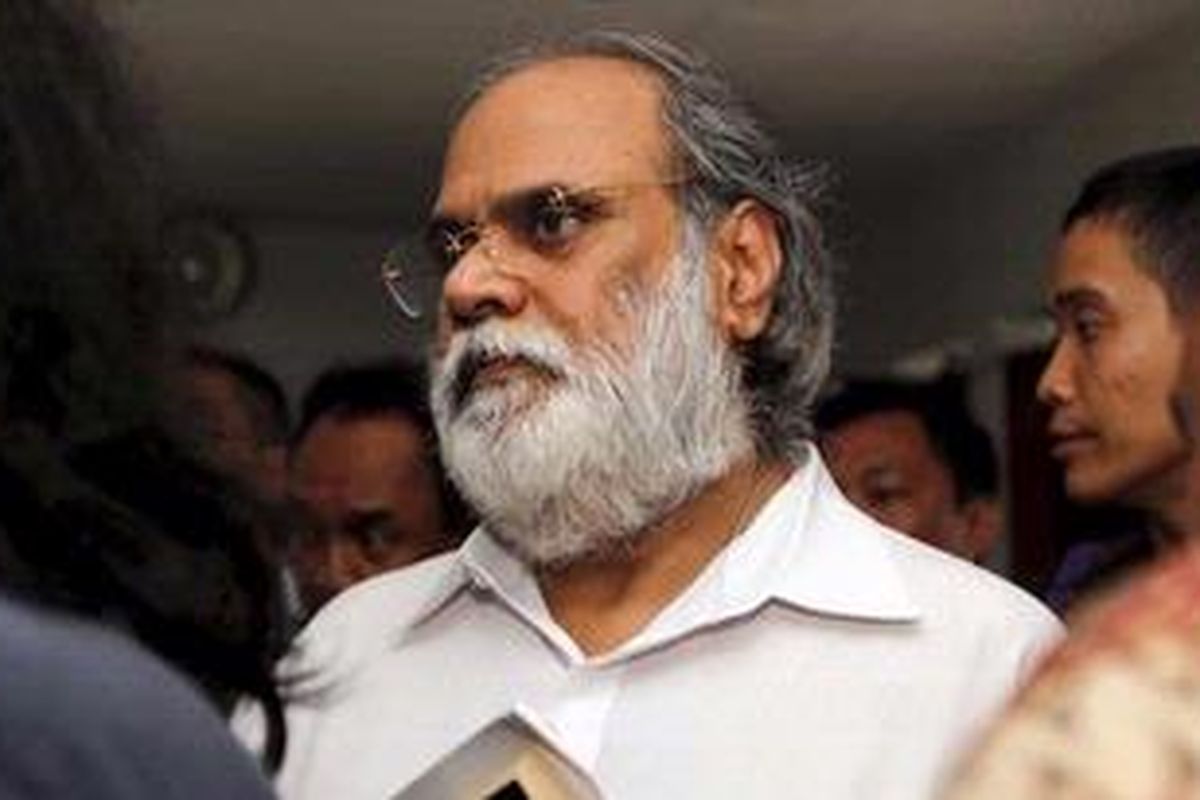 Anand Krishna (tengah) seusai menjalani sidang pembacaan tuntutan dalam kasus pelecehan seksual terhadap Tara Pradipta Laksmi di Pengadilan Negeri Jakarta Selatan, Rabu (26/10/2011). Anand Krishna dituntut 2 tahun 6 bulan penjara oleh jaksa penuntut umum.