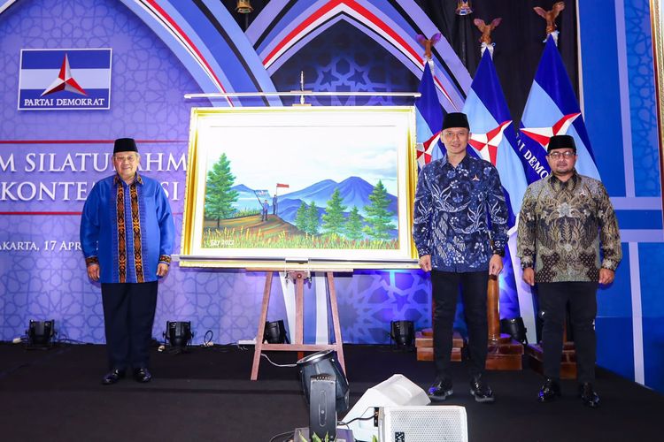 Presiden keenam Republik Indonesia sekaligus Ketua Majelis Tinggi Partai Demokrat Susilo Bambang Yudhoyono (SBY) memberikan hadiah berupa sebuah lukisan kepada Partai Demokrat usai acara kontemplasi Ramadhan, Minggu (17/4/2022).
