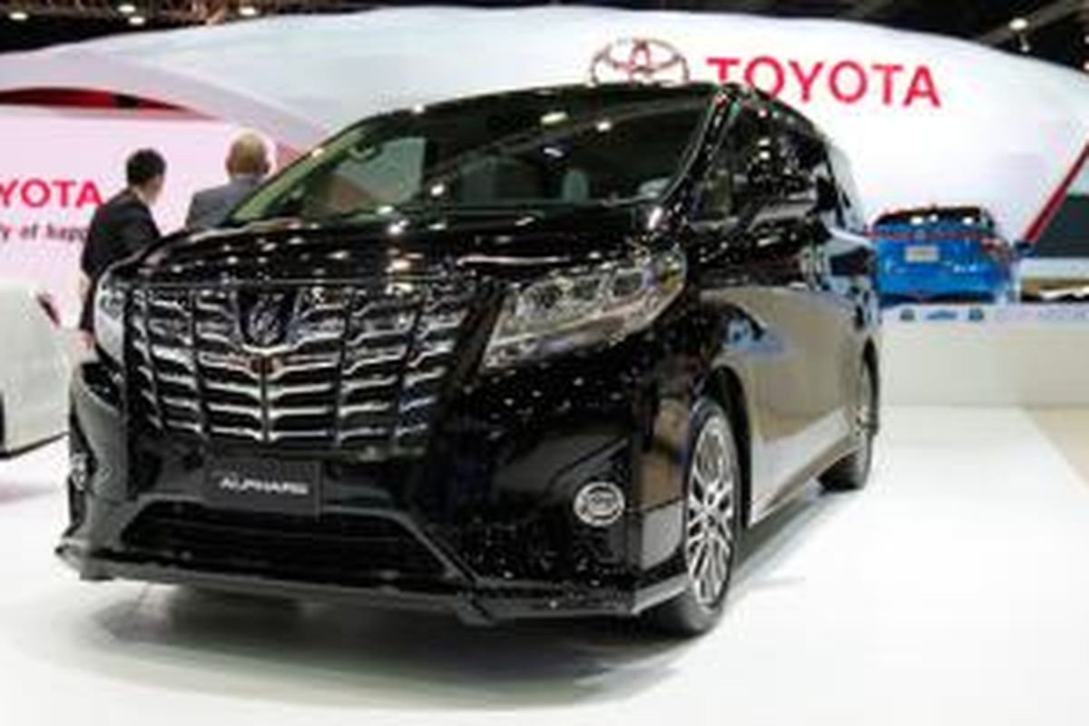 Toyota Alphard terbaru dengan gril besar debut ASEAN di Bangkok Motor Show 2015.